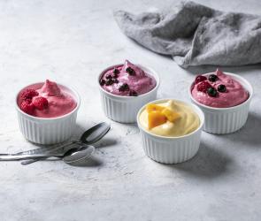 Softeis mit Himbeer-, Heidelbeer-, Mango- und Beerengeschmack.