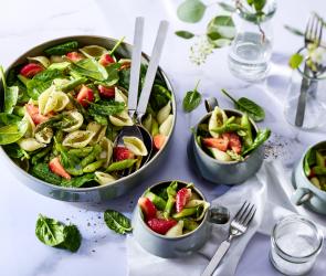 Spargel-Nudelsalat mit Erdbeeren