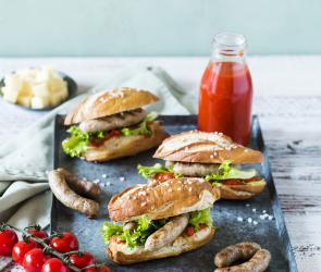 Selbstgemachte Mini-Würstchen mit Käse in Laugenstangen