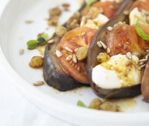 Antipasti aus marinierten Auberginen, gedämpften Tomaten und Mozzarella