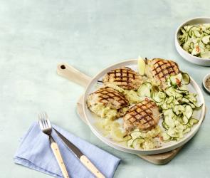 Gefüllte Grill-Steaks mit Zucchini-Salat