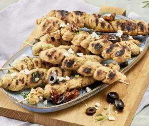 Kräuterfackeln auf einem Servierteller gestapelt.