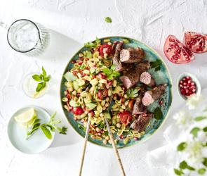 Persischer Kichererbsen-Nudelsalat mit gebratenem Lammfilet