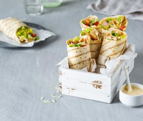 Sommerliche Wraps mit Hähnchen