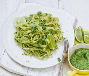 Tagliatelle mit Limetten-Mangoldpesto