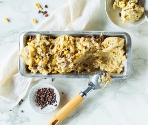 Bananen-Nicecream mit Erdnuss und Schoko