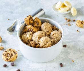 Cookie-Dough Nicecream in einer kleinen weißen Schale serviert.
