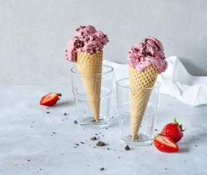 Erdbeer-Joghurt-Eis mit Schokostücken