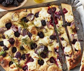 Focaccia mit Beeren und Ziegenkäse