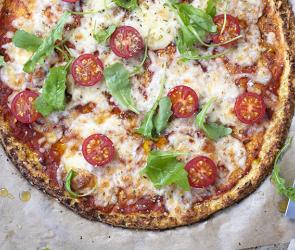 Glutenfreie Pizza mit Blumenkohlboden.