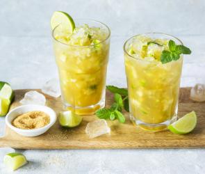 Ipanema in zwei Gläsern dekoriert mit Minze und Limette.