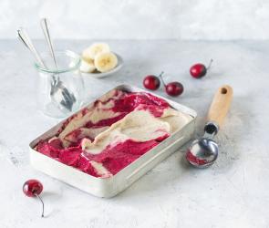 KiBa-Eis in einer großen Metallform.