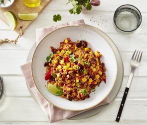 One-Pot mexikanisches Quinoa angerichtet in einem tiefen Teller.