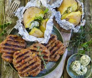 Paprika-Hacksteaks mit Folienkartoffeln und Kräuterbutter