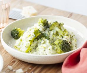 Einfaches vegetarisches Risotto mit Brokkoli.