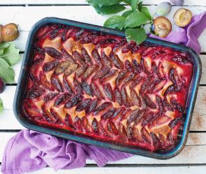 Zwetschgenkuchen in einer Auflaufform.