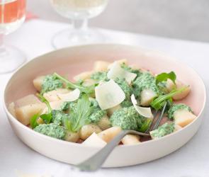 Selbstgemachte Gnocchi mit Rucola-Sauce