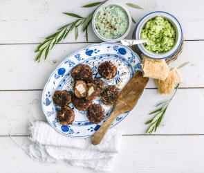 Bifteki mit Zaziki und Krautsalat