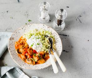 Cremiges Putengyros mit Champignons mit Reis in einer Schüssel.