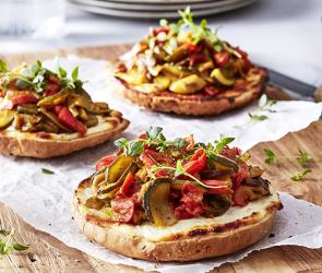 Fladenbrot-Pizza mit Sommergemüse