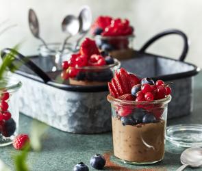 Kalter Schoko-Milchreis mit Beeren