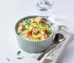 Kartoffel-Dill-Suppe mit Lachs in einer Schüssel angerichtet.