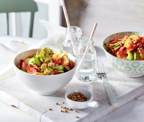 Lieblingssalat für Kinder in zwei Schalen.