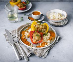 Low Carb gefüllte Paprika mit Hack und Blumenkohlreis.