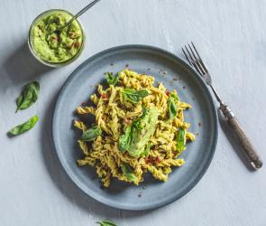 Kichererbsenpasta mit Avocado-Tomaten-Pesto