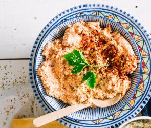 Cremiger Tomaten-Feta-Dip in einer Schale.