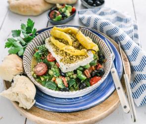 Warmer Feta mit Hirtensalat