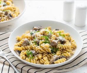 One-Pot Gericht mit Fusilli, Knoblauchsauce und Pilzen.
