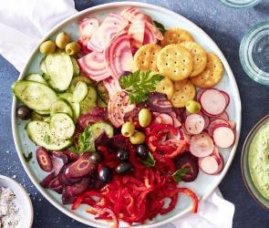 Gemüseplatte mit Zwiebeldip