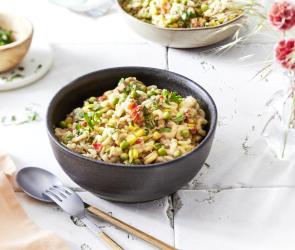 One-Pot-Konfetti-Pasta in einer dunklen Schale.