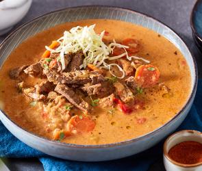 Rouladen-Topf angerichtet in einem tiefen Teller.