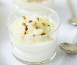 Panna Cotta mit feiner Vanille, frischem Thymian und süßen Birnenstücken.