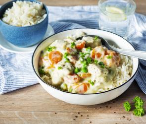 Ein Teller mit klassischem Hühnerfrikassee aus dem Cookit