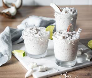 Gefrorener Kokosnuss-Daiquiri im Glas.