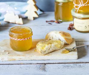 Bratapfelgelee in Gläsern.