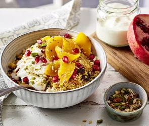 Breakfast-Bowl mit Couscous und Pfirsich