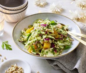Schneller Fenchelsalat mit Orange und Pinienkernen.