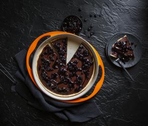 Saftiger Schokotarte mit Blaubeeren.