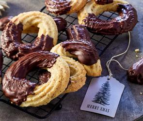 Rundes Spritzgebäck mit Schokolade verziert.