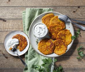 Selbstgemachte Süßkartoffelpuffer mit Dip.