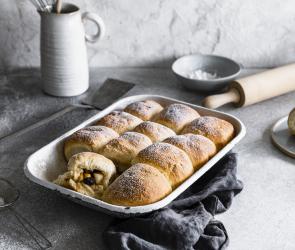 Buchteln mit Apfel-Zimt-Rosinenfüllung