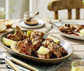 Glasierte Hühnerflügel auf einer Servierplatte