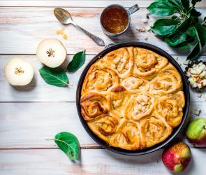 Hefeschneckenkuchen mit Marzipan und Birnen