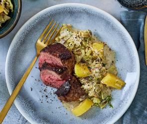 Hirschmedaillons mit Wirsinggemüse