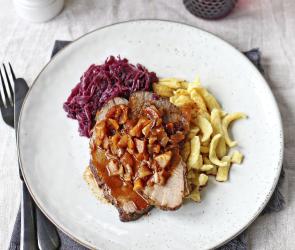 Rinderbraten mit Gemüsesauce und Rotkohl