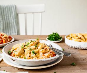 Hähnchen mit Gemüsereis auf einem gedeckten Tisch